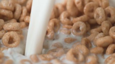 Mısır gevreği içine dökülen süt