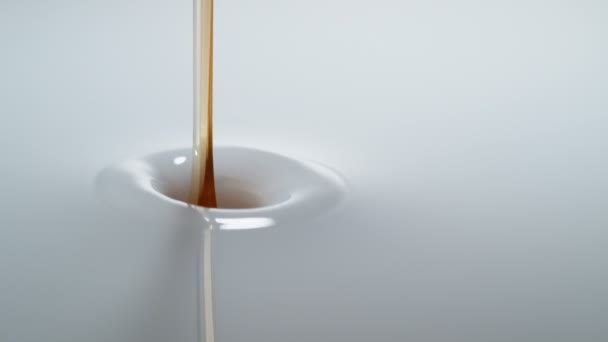 Verser l'huile dans le lait 