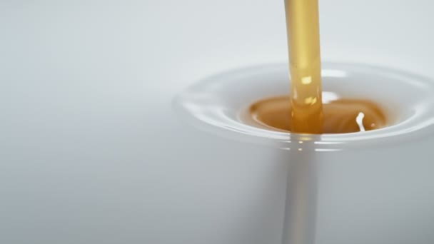 Olie in de melk gieten — Stockvideo