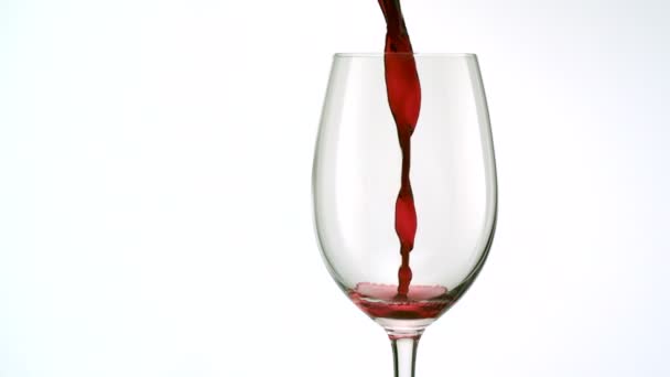 Kırmızı şarap bardağa döküldü. — Stok video
