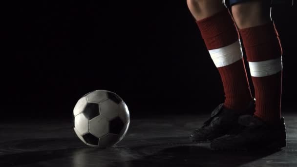 Foot kicking soccer ball, — Stock Video