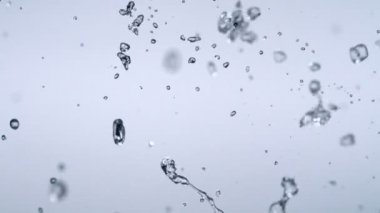 Su damlacıkları havada