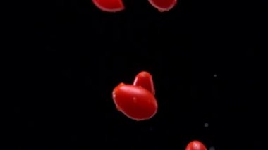 Su ile karıştırılarak kiraz domates