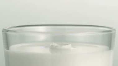 Bir cam içine bırakarak süt