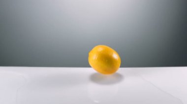 Bütün limon su üzerinde düşen