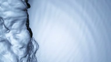 Dalgalanan su damlaları