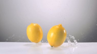 Bütün limon su üzerinde düşen