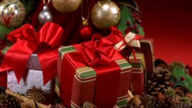 Süslemeleri altında sarılmış hediyeler