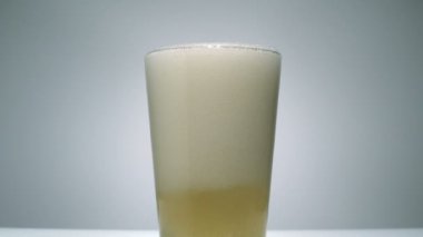 Zencefilli gazoz bir cam dökülür varlık