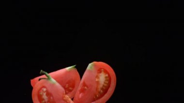 Su ile karıştırılarak domates dilimleri