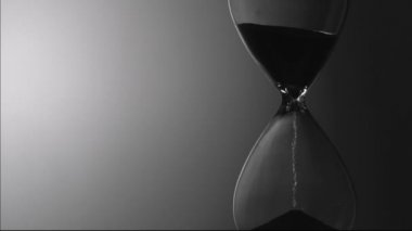 Sands saat camı delip hareket ettirin.