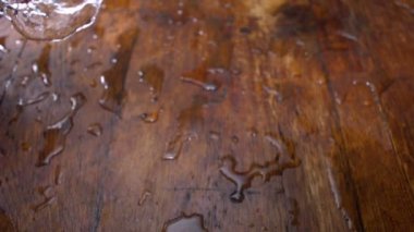 Kesme tahtasındaki elmalar