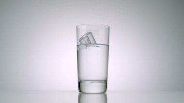 bardak su düşen buz küpleri