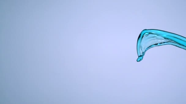 Голубая вода брызгает в воздухе — стоковое видео