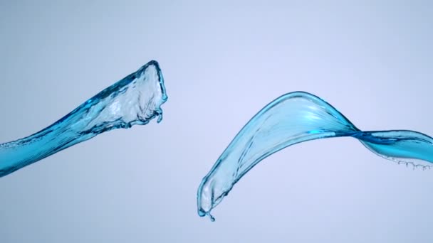 Blått vatten spalshing i luften — Stockvideo