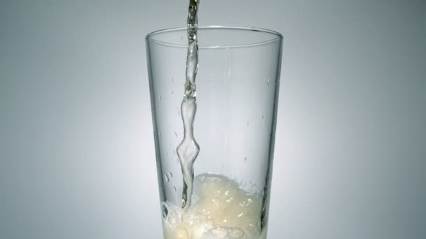 Ginger ale versé dans un verre 