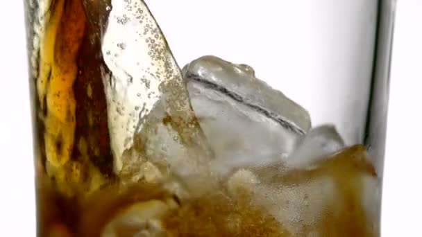 Cola versé sur la glace 