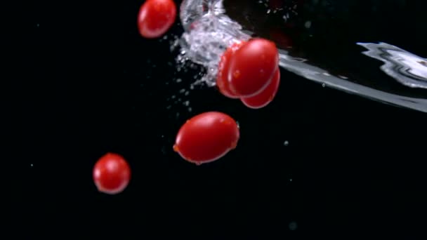 Pomodori ciliegia mescolando con acqua — Video Stock