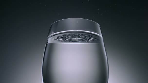Gotita de agua en un vaso — Vídeos de Stock