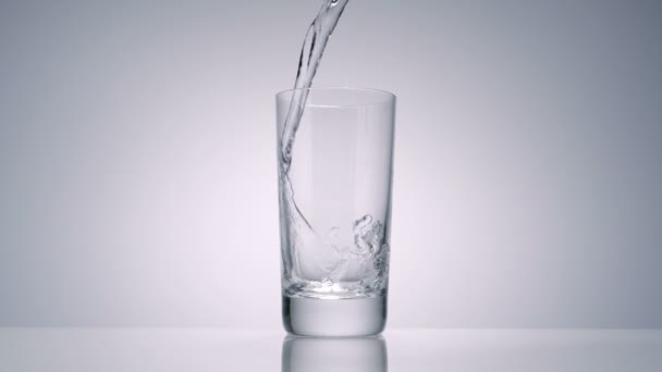 Water gegoten in een glas — Stockvideo