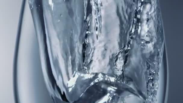 Glace tombée dans le verre d'eau — Video