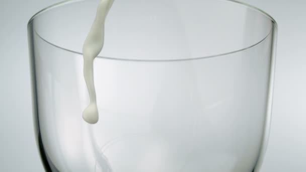 Lait versé dans le verre 