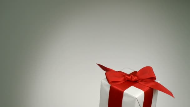 プレゼント ボックスを飛んでください。 — ストック動画