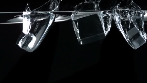 Куб, падающий сквозь воду — стоковое видео