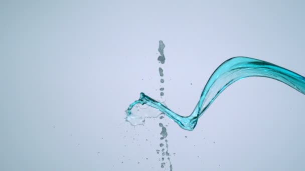 Разбрызгивание воды в воздухе — стоковое видео