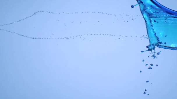 Spalshing d'eau bleue dans l'air — Video