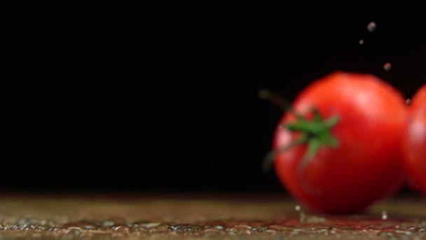 Tomates sobre mesa de madera — Vídeo de stock