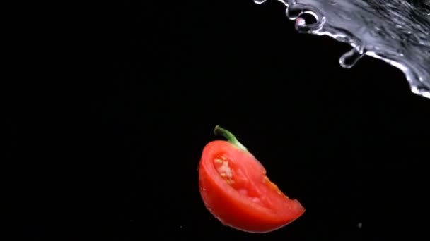 Cales de tomates mélangées à de l'eau — Video