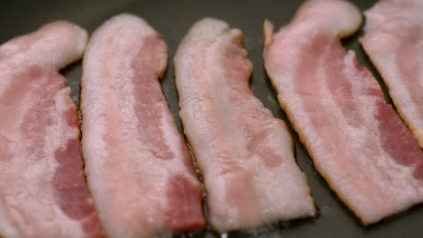 Fritamento de bacon na panela — Vídeo de Stock