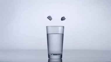 Su ile cam içine düşen buz küpleri