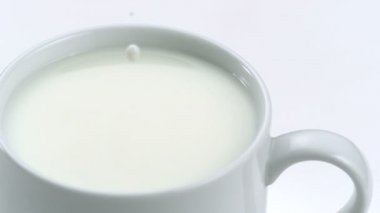 Bir kupa bırakarak süt