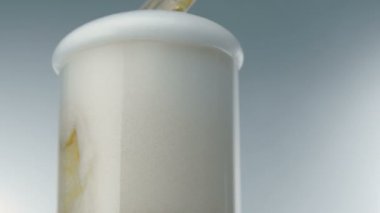 Bira cam üzerine köpükler