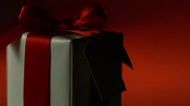 Sarılmış hediye ışık parlar