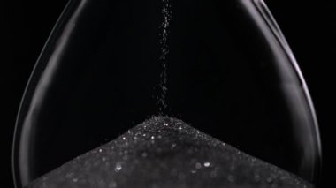 Sands saat camı delip hareket ettirin.