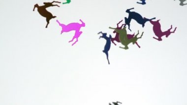 Ren geyiği şekil konfeti havada düşüyor