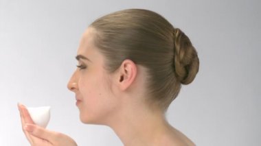 Yüzünü yıkayan kadın.