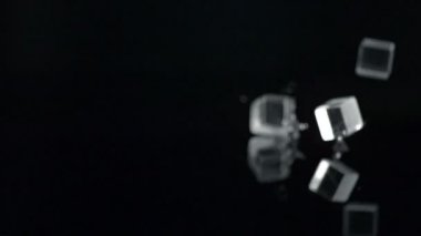 Düşen ve su üzerinde haddeleme akrilik küp