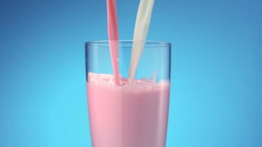 Süt ve çilekli süt dökme