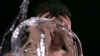 Adamın yüzüne isabet su sıçrama