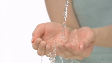 Kadının elinde dökülen su