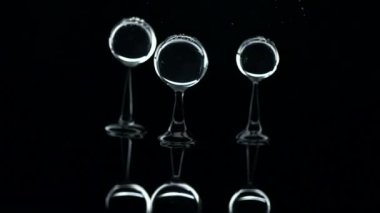 Düşen ve su üzerinde atlama akrilik küre