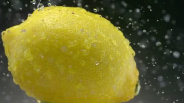 Waterdruppels op citroen — Stockvideo