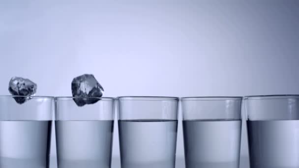 Cubi di ghiaccio che cadono in bicchieri — Video Stock