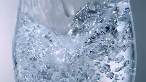 Water gegoten in glas — Stockvideo