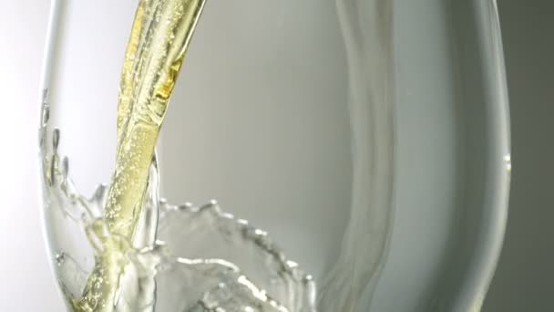 Bier bubbels in glas — Stockvideo