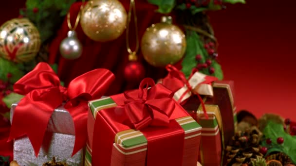 Cadeaux enveloppés sous décorations — Video